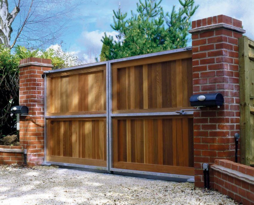 Automatic gates with remote opening: types of designs