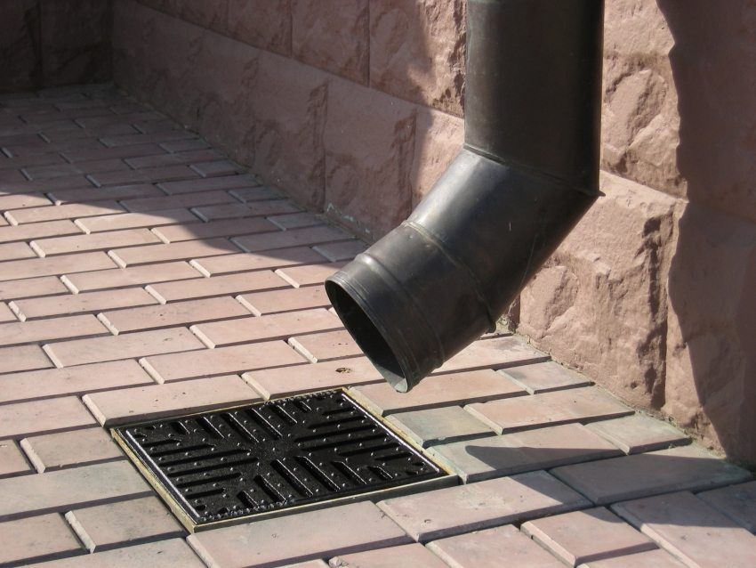 Concrete and plastic drainage well for storm sewer