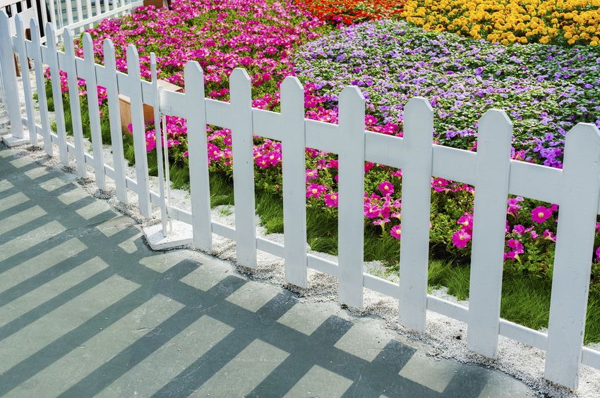 Decorative fence for gardening: creative design of flowerbeds and platforms
