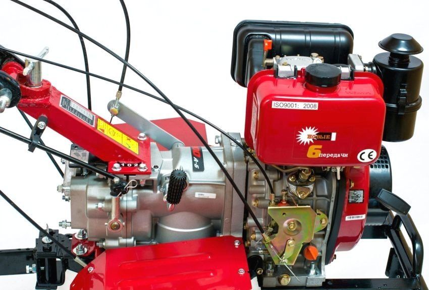 Water-cooled diesel walk-behind tractor: types of equipment and tips for choosing