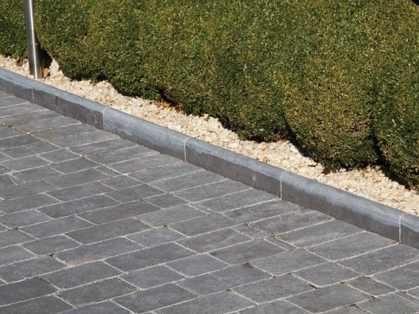 How to lay paving tiles: the use of curbs in paving technology