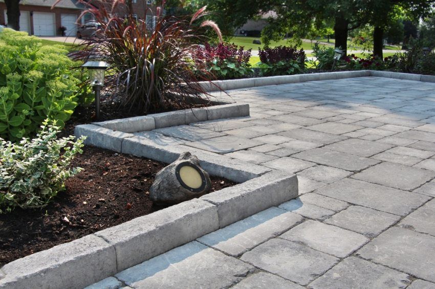 How to lay paving tiles: the use of curbs in paving technology