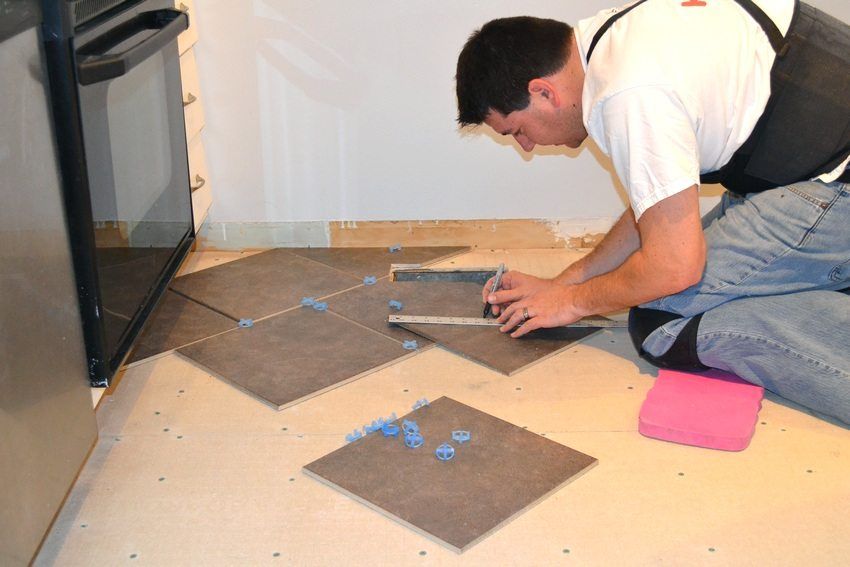 How to lay tiles on a wooden floor: details of technology and recommendations