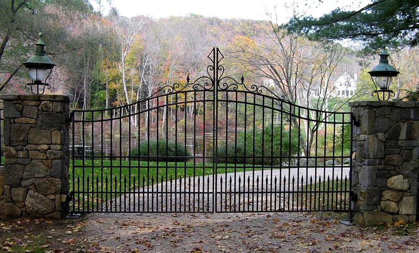 Forged gates: photos of products that combine the aesthetics of openwork and metal strength