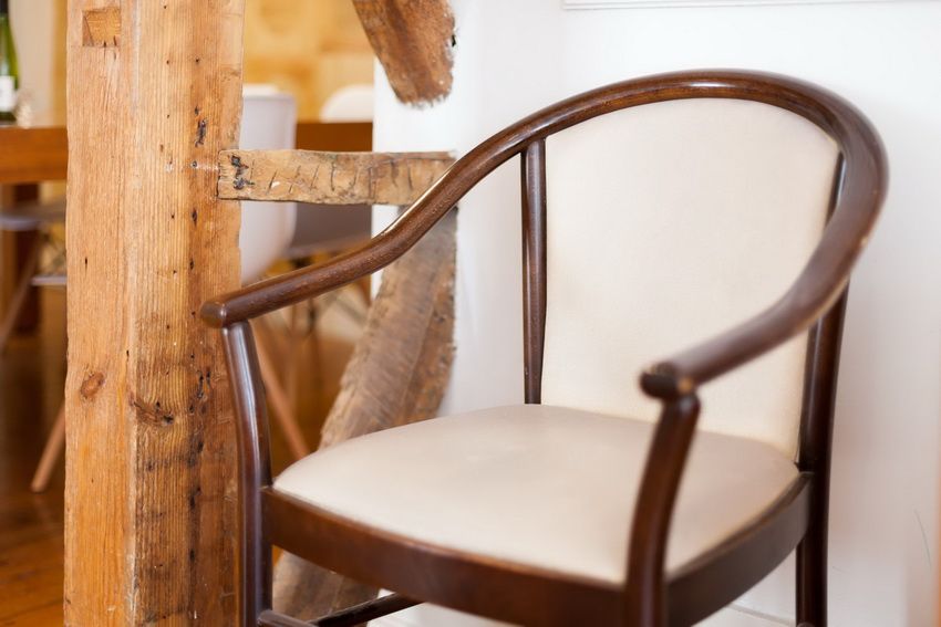 Wooden chairs: comfortable, reliable and original interior detail