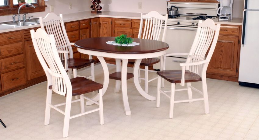 Round table in the kitchen: a classic accent in a modern interior