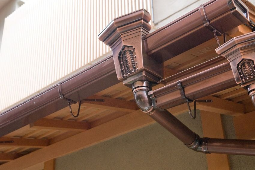 Metal gutters for the roof: prices, features and installation features