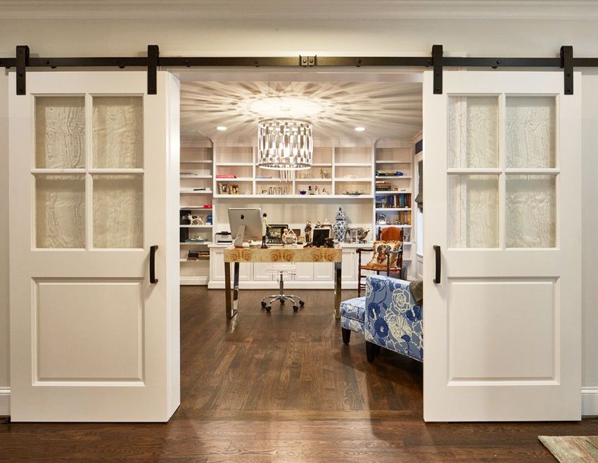 Interior doors with glass: an original and functional solution