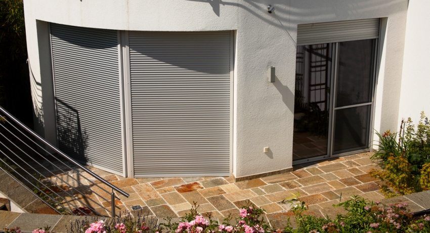 External roller blinds on the door: device and advantages