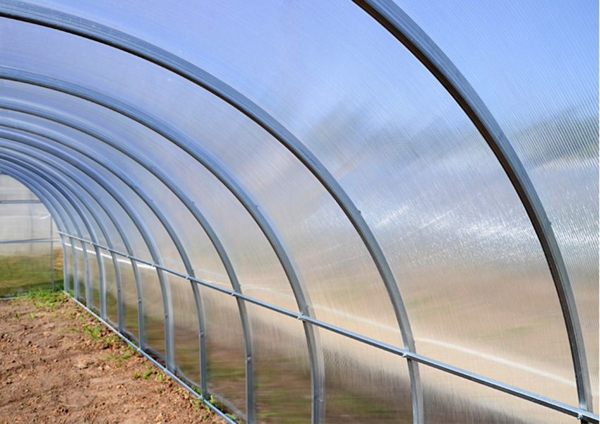 Polycarbonate greenhouses with opening top: types and features of construction