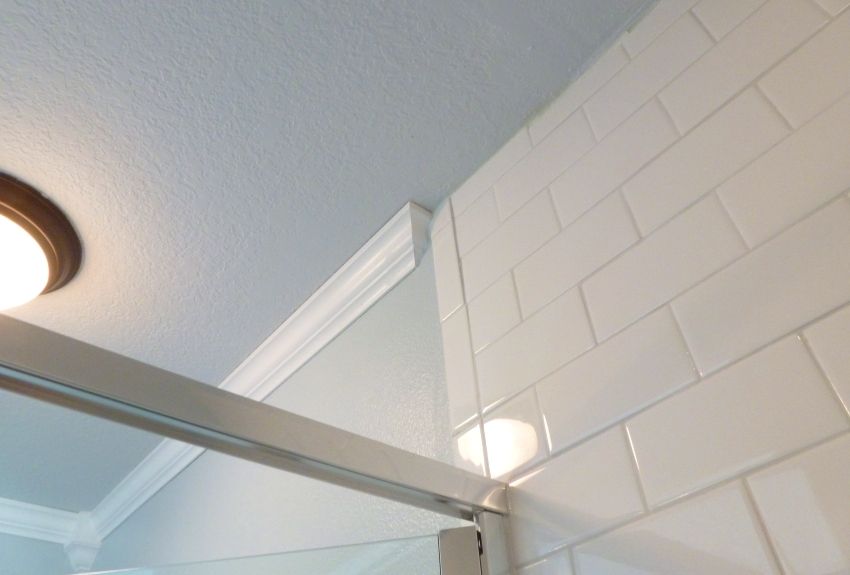 Bathroom baseboard: an overview of floor and ceiling models