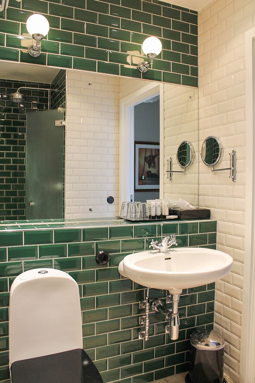 Tile for the toilet: tips on choosing and laying their own hands