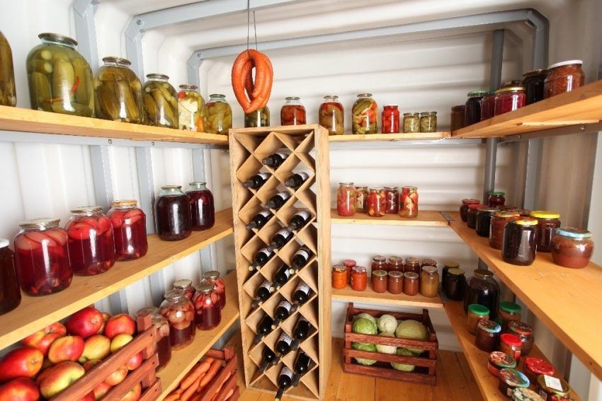 Cellar made of plastic: a good solution for compact storage of food