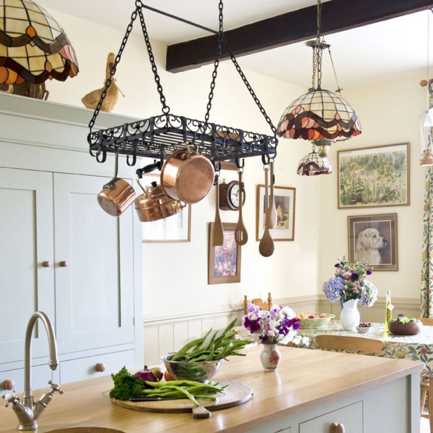 Railing in the kitchen: a useful and versatile attribute for storage