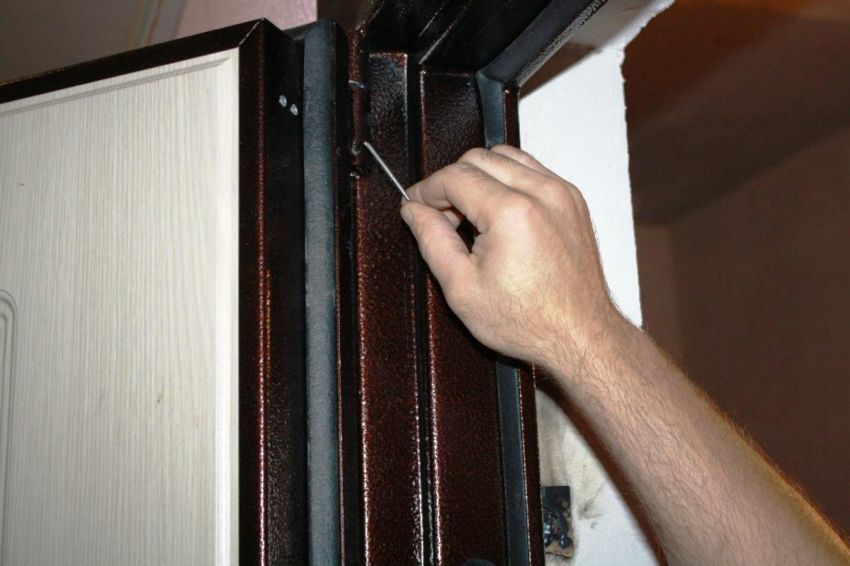 Repair metal entrance doors: how to fix the canvas