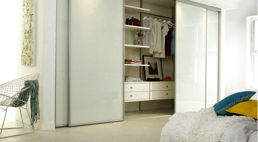 Wardrobe in the bedroom: a photo of various variations of the design