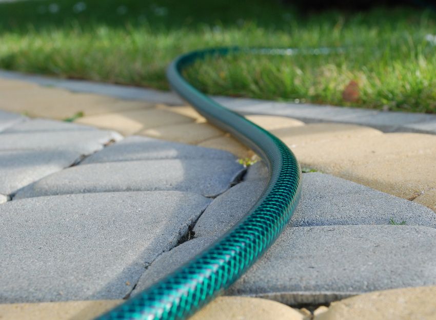 Watering hoses: which ones are better depending on the purpose and conditions of use