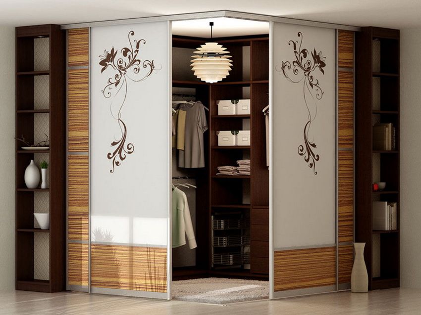 Corner wardrobe in the bedroom: a roomy and multifunctional element of the room