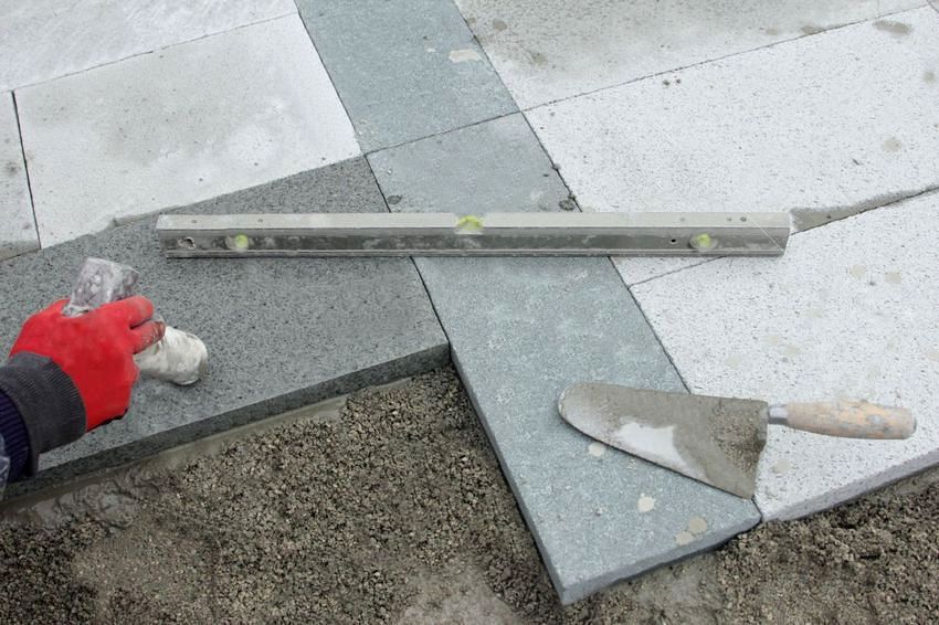 Laying paving slabs on a concrete base: theory and practical advice