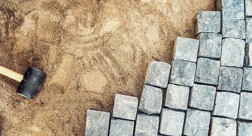 Laying paving slabs on the sand: technology and specific work