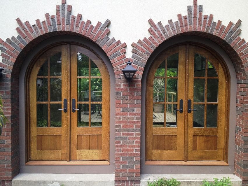 Entrance wooden door for a private house and apartment: reliability and design