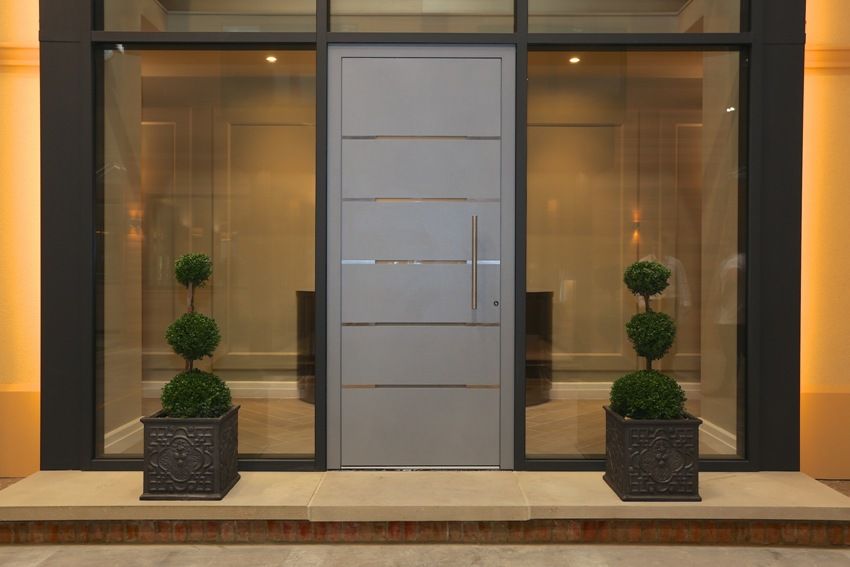 Entrance door with glass for a private house: great design examples