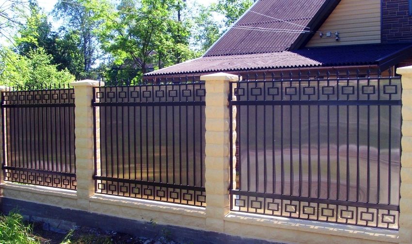 Polycarbonate fence: options, features of the choice of material and installation