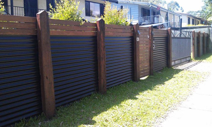 Fence from a professional sheet with their own hands: photos of interesting decisions