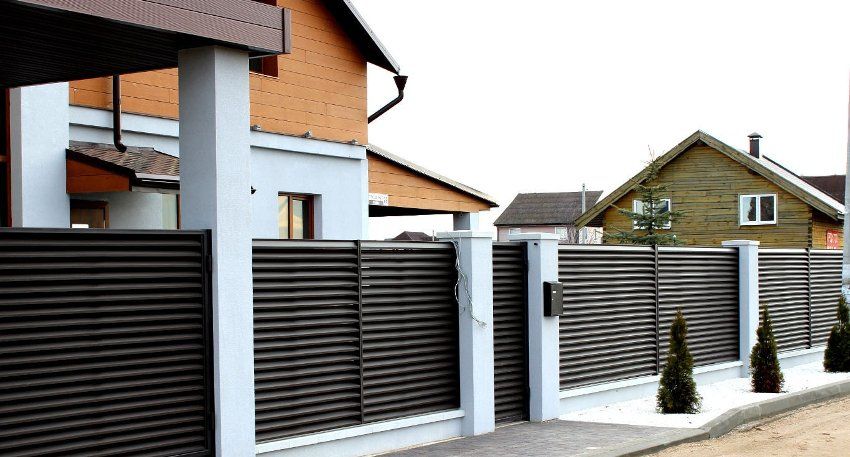 Metal fence-blinds: how to create a beautiful and durable fence