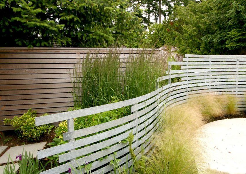 Fences for cottage: photos of inexpensive and stylish designs