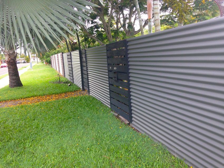 Metal profile fences: photo and video instruction for self-assembly