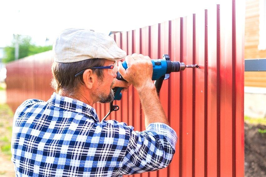 Metal profile fences: photo and video instruction for self-assembly