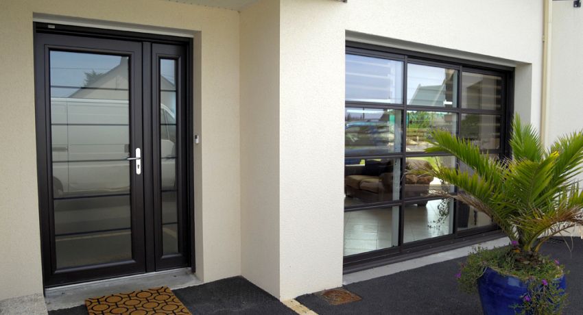 Aluminum door: a variety of entrance and interior designs