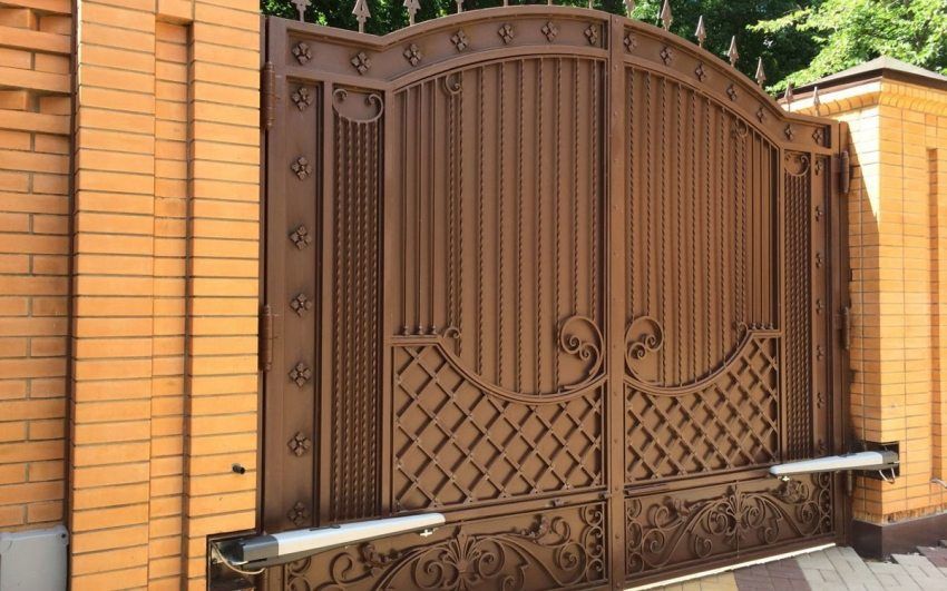 Automatic gates with remote opening: types of designs