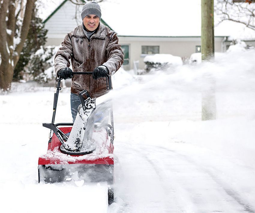 Petrol self-propelled snow blower: how to choose the best technique