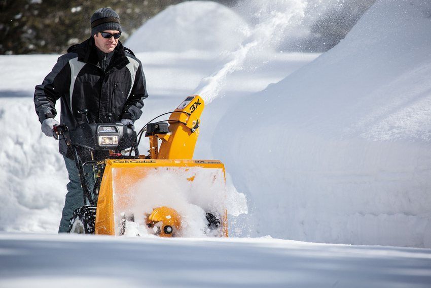 Petrol self-propelled snow blower: how to choose the best technique