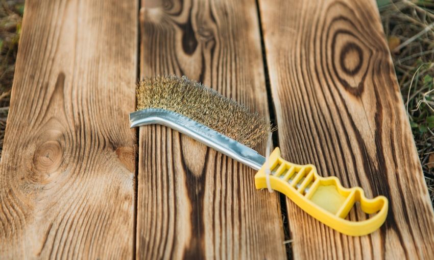 DIY wood brushing: how to artificially age a tree