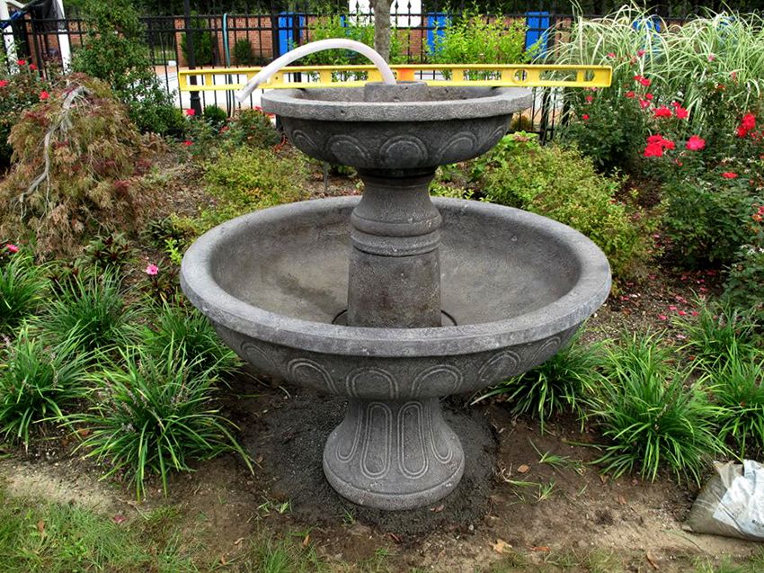 Fountain do-it-yourself in the country: a bright accent in the design of the suburban area