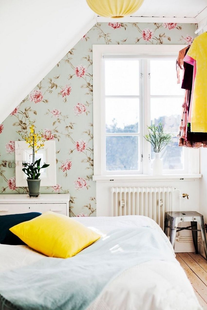 Photos in modern style: bedroom interior with two types of wallpaper and the specifics of its creation