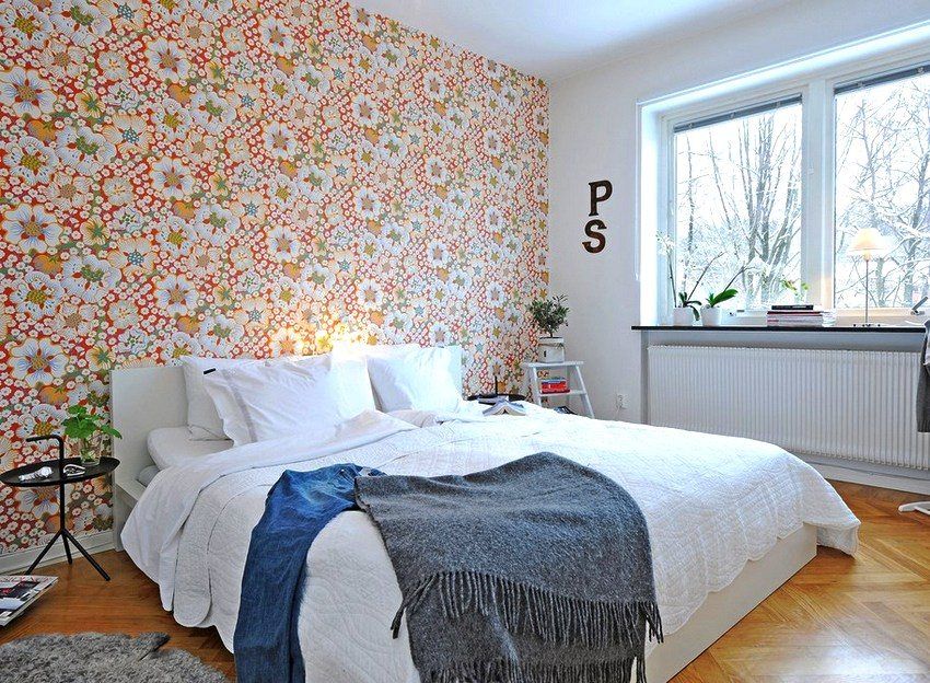Photos in modern style: bedroom interior with two types of wallpaper and the specifics of its creation