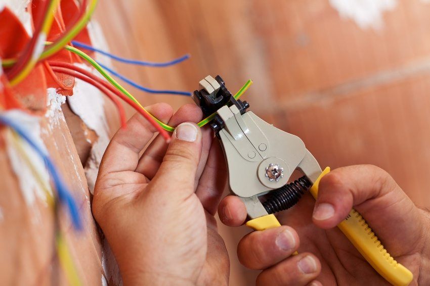 Electrical wiring in a wooden house with their own hands. Step by step procedure