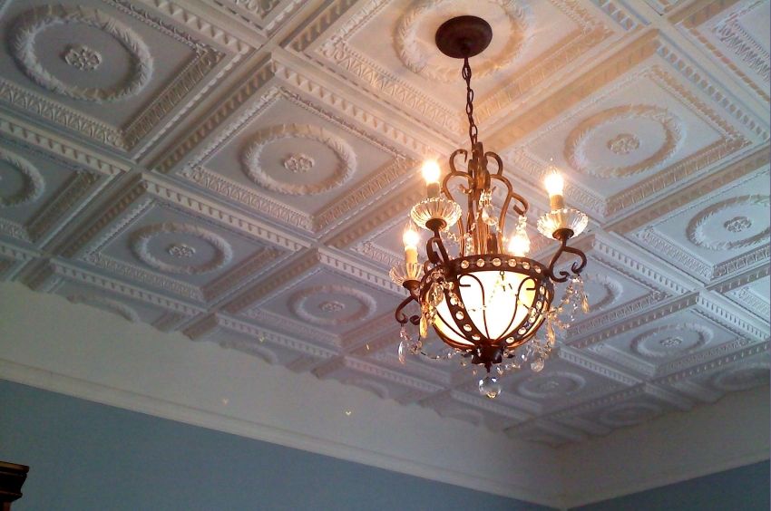 How to glue the ceiling tiles: features create an unusual ceiling