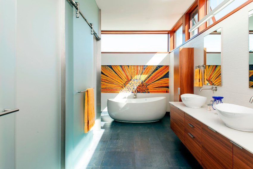 How to choose a beautiful and practical door to the bathroom and toilet
