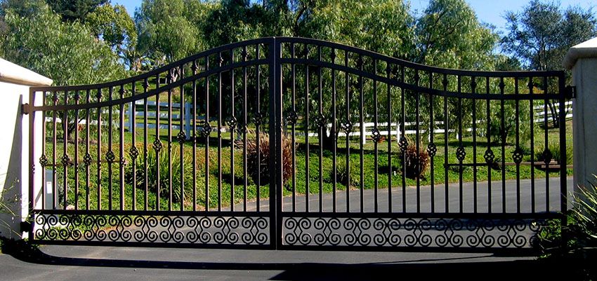 Forged gates: photos of products that combine the aesthetics of openwork and metal strength
