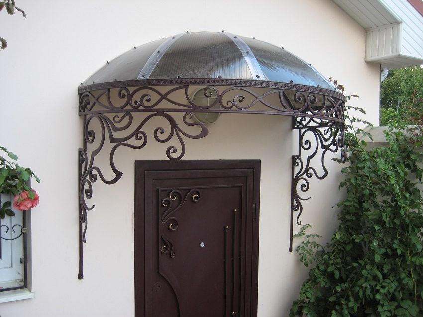 Visor over the porch of polycarbonate. Photos and design features