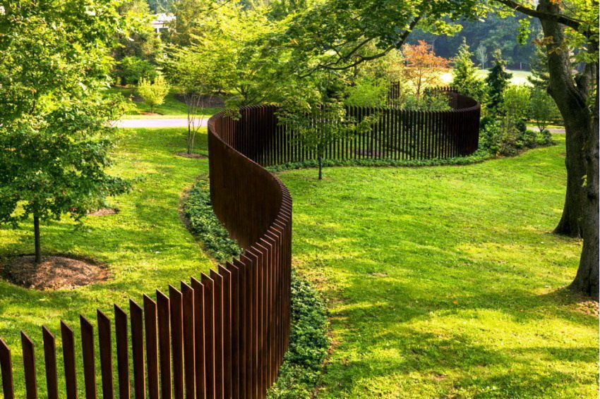 Beautiful fences for private houses: photos of interesting hedges