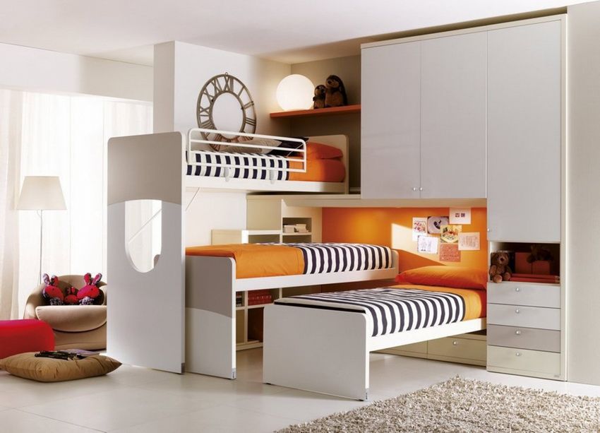 Transforming bed for the small-sized apartment: we select convenient option