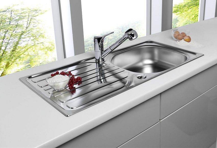 Sink for kitchen from stainless steel: features of the choice and its role in an interior
