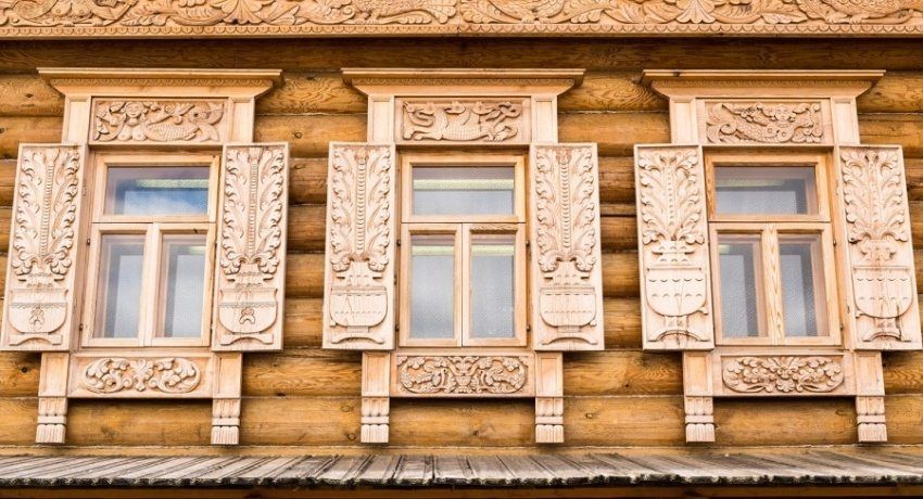 Platbands on the windows in a wooden house: additional decoration of the facade
