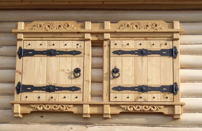 Platbands on the windows in a wooden house: additional decoration of the facade